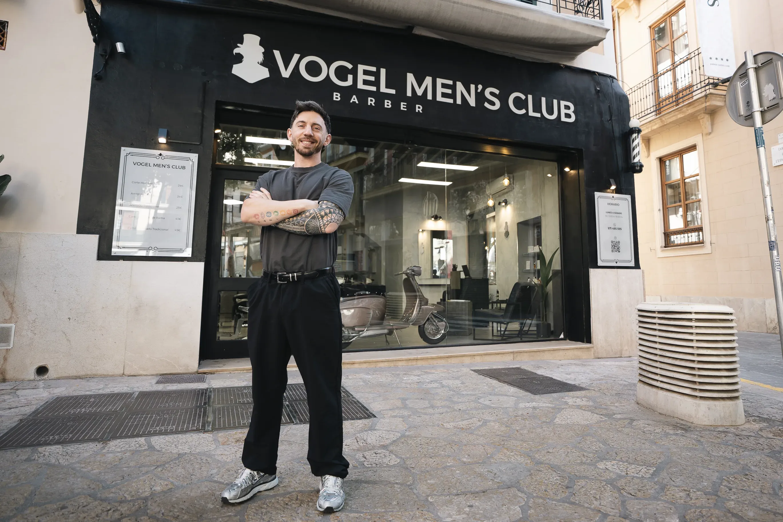 Agustín Vogel frente a la entrada de Vogel Men’s Club