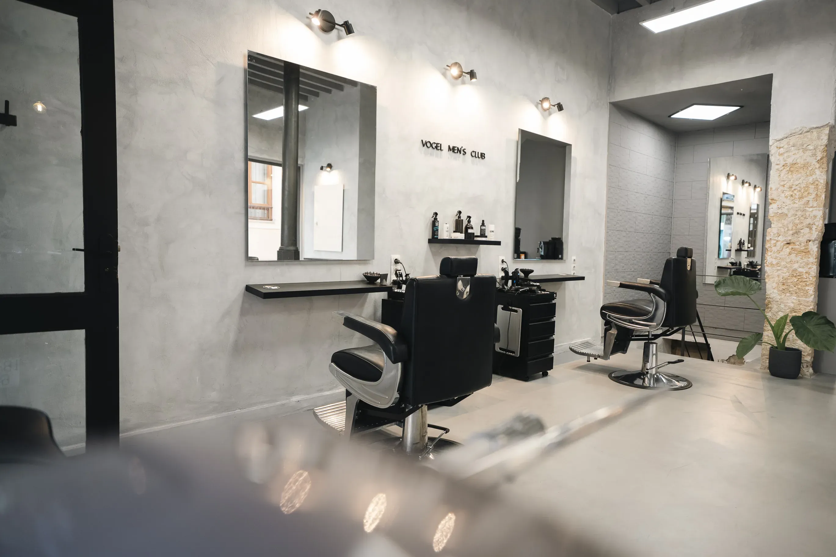 Sillones de barbería y espejos del salón
