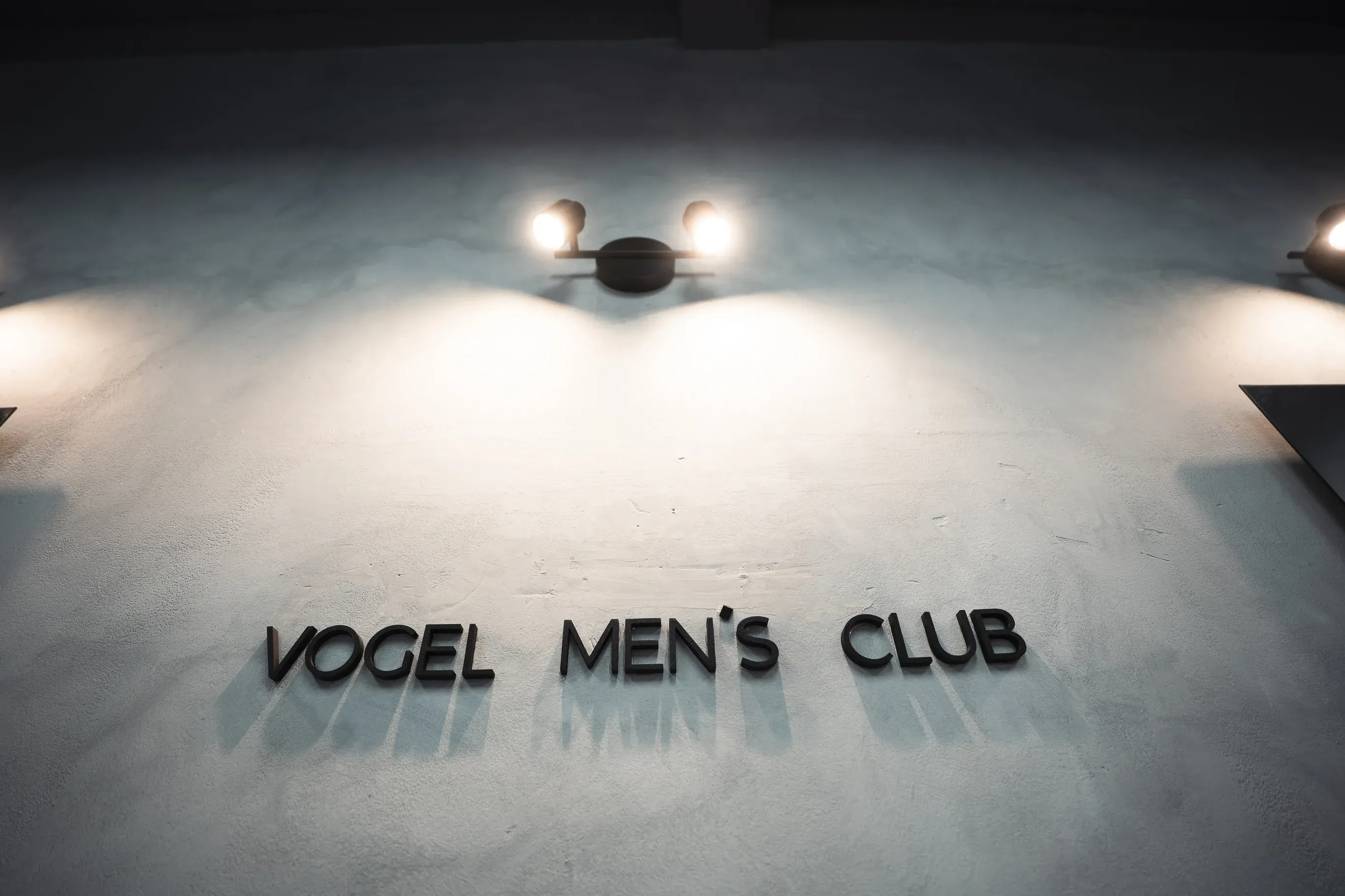 Rótulo de Vogel Men’s Club en una pared del salón