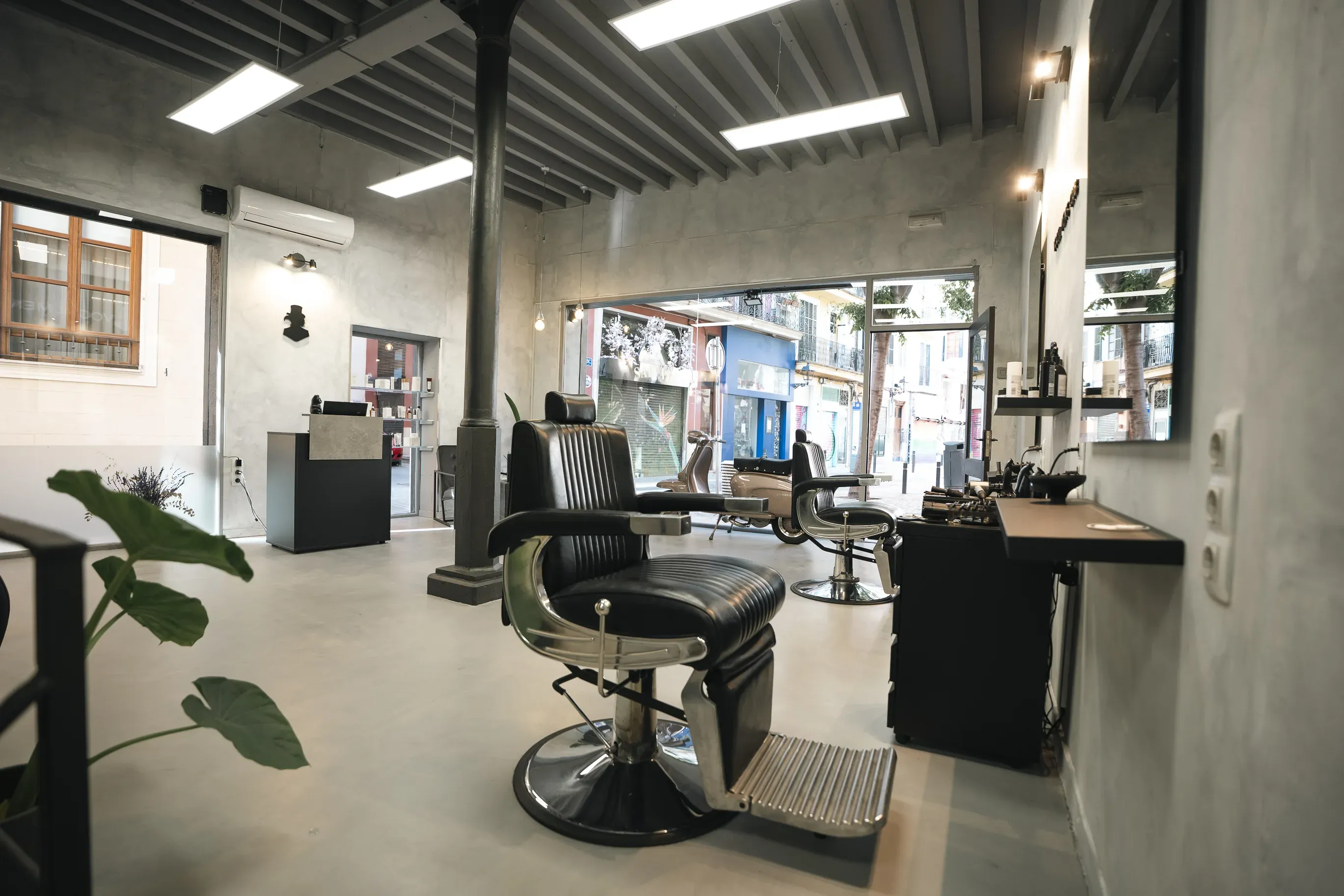 Interior del salón con sillones y luz de la calle